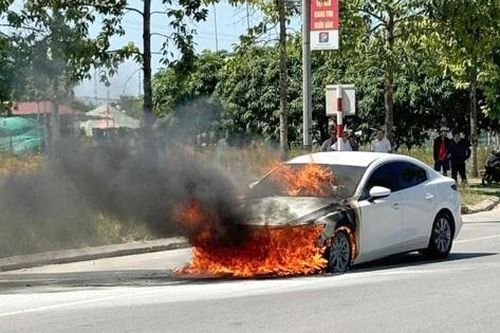 Xe Porsche bốc cháy trên cao tốc: Vì sao ô tô dễ phát hỏa khi xảy ra tai nạn?