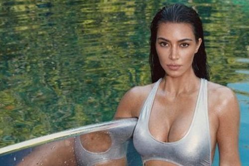 Kim Kardashian và những khoảnh khắc quyến rũ trong áo tắm ánh kim