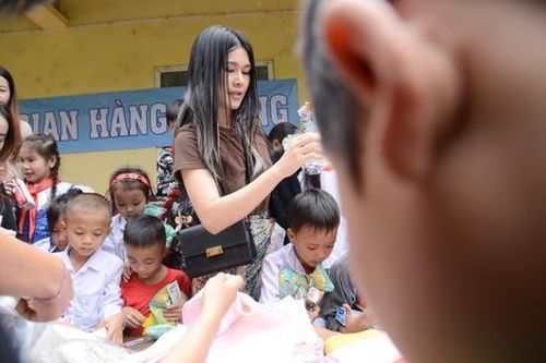 Nữ ca sĩ Vbiz kể kỷ niệm rùng mình khi cứu trợ người dân vùng bão lũ: 'Thót tim, chỉ biết cầu nguyện'