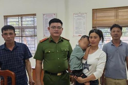 Cháu bé lạc ra cánh đồng khi đi đám cưới cùng ông bà và cái kết vỡ òa