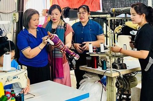 Phụ nữ Bắc Giang tập huấn và thăm mô hình xây dựng nông thôn mới tại Hòa Bình