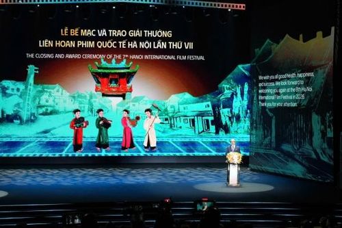 'Đào, phở và piano' giúp NSƯT Phi Tiến Sơn lọt top đạo diễn đóng góp cho sự phát triển của Thủ đô