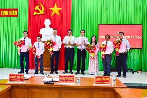 Ban Thường vụ Thị ủy Tịnh Biên trao quyết định công tác cán bộ