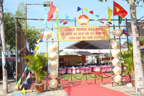 Chủ tịch UBND tỉnh dự Ngày hội Đại đoàn kết toàn dân tộc tại khóm Long Thị D