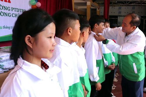 860 áo khoác trao tặng học sinh Mường Chà
