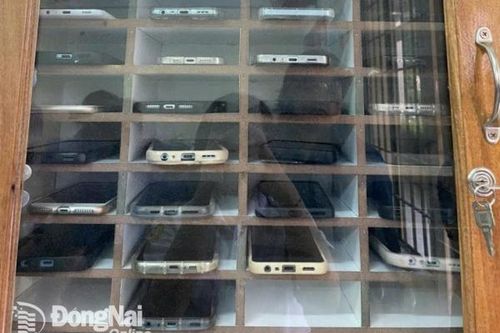 Một trường học ở Xuân Lộc làm 42 tủ đựng điện thoại di động cho học sinh