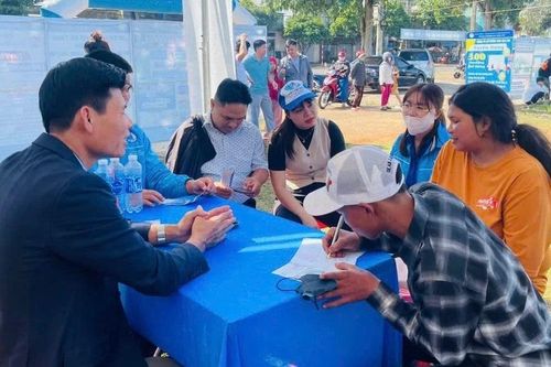 Hơn 1.000 học sinh và người lao động tham gia Ngày hội tư vấn đào tạo nghề, giải quyết việc làm tại Đak Đoa