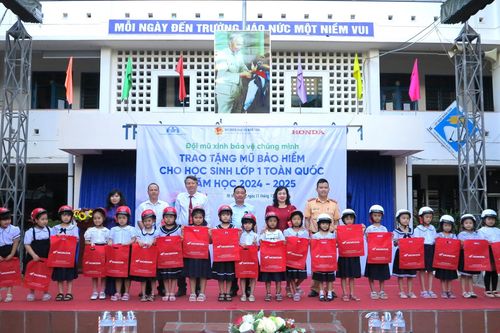 Trao tặng mũ bảo hiểm đạt chuẩn cho học sinh lớp 1