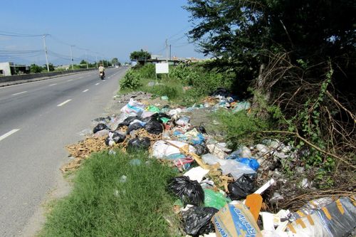 Đổ rác bừa bãi ra hành lang quốc lộ