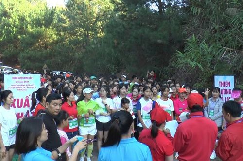 Trên 800 vận động viên tham gia giải chạy 'Thiên đường hoa cỏ lau' lần thứ 2 năm 2024 tại Đình Lập
