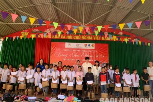 Câu lạc bộ Thiện Tâm Chi Lăng phối hợp tổ chức chương trình thiện nguyện 'Đông ấm' năm 2024 tại huyện Chi Lăng