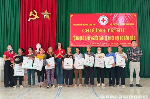Hội Chữ thập đỏ tỉnh phối hợp tặng 50 suất quà cho người dân bị thiệt hại do bão số 3 tại huyện Hữu Lũng