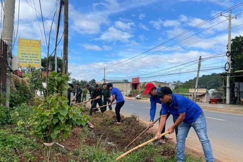 Tuổi trẻ Đức Trọng ra quân Ngày Chủ nhật xanh thực hiện mô hình dân vận khéo