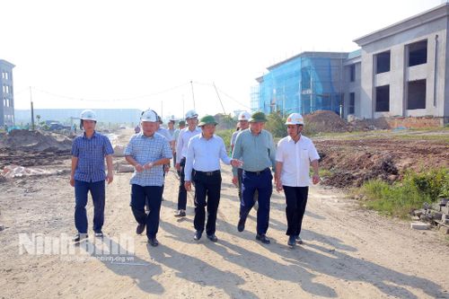 Đồng chí Chủ tịch UBND tỉnh kiểm tra tiến độ thực hiện Dự án Xây dựng Trường Đại học Hoa Lư