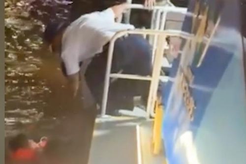 Nhóm nhân viên buýt sông cứu người đàn ông nhảy cầu Sài Gòn