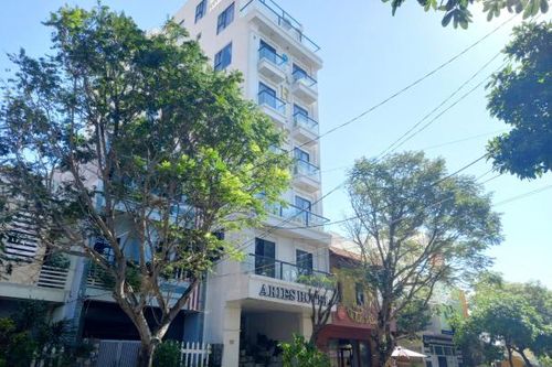 Cưỡng chế 'cắt ngọn' hai tầng tại một khách sạn ở trung tâm TP Tuy Hòa