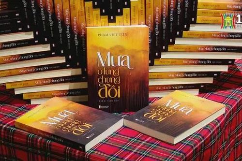 Ra mắt tiểu thuyết 'Mưa ở lưng chừng đồi'
