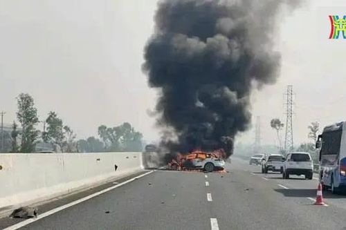 Điều tra nguyên nhân xe Porsche bốc cháy trên cao tốc