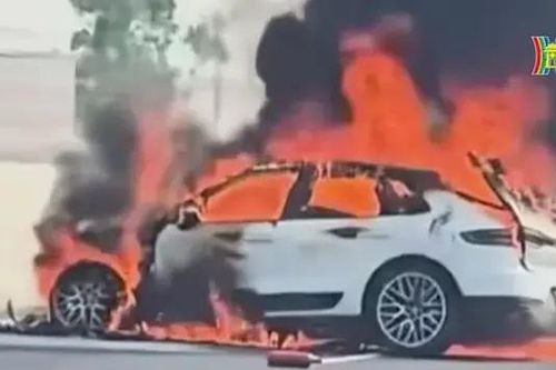 Xe sang Porsche cháy trơ khung sau va chạm