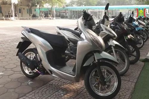 Cảnh sát GT kiểm tra đột xuất nhiều bãi xe trường học