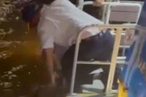 Nhân viên tàu chở khách trên sông dũng cảm cứu người nhảy cầu Sài Gòn