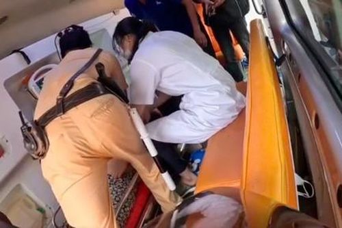 CSGT TPHCM hỗ trợ bệnh nhân đang trên đường đi cấp cứu