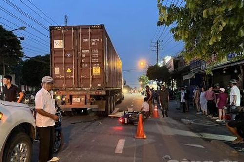 Một phụ nữ bị xe container cán tử vong khi đến trường học đón con