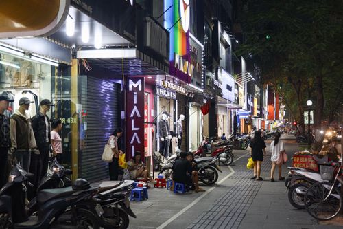 Khách thờ ơ mua sắm, cửa hàng vắng ngắt trước ngày hội siêu giảm giá 11/11