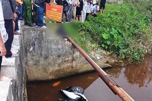 Phát hiện thi thể nam thanh niên dưới mương nước cạnh xe máy