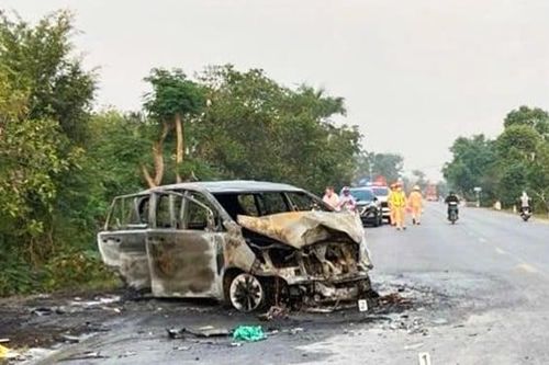 Ô tô con bốc cháy sau cú tông xe đầu kéo, 5 người bị thương