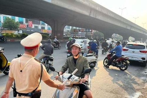 Xử lý nghiêm xe đi ngược chiều tại nút giao thông 4 tầng Nguyễn Trãi - Nguyễn Xiển