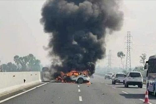 'Siêu xe' bốc cháy trên cao tốc Hà Nội - Hải Phòng