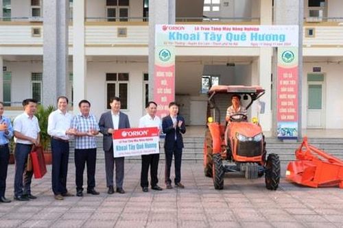 Orion Vina hỗ trợ nông dân Gia Lâm máy nông nghiệp