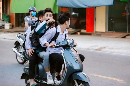 Không chỉ xe máy, phụ huynh còn giao xe điện cho con em chưa đủ tuổi điều khiển