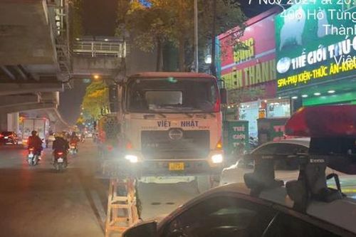 Tạm giữ giấy phép lái xe của tài xế xe bồn đi ngược chiều giữa phố