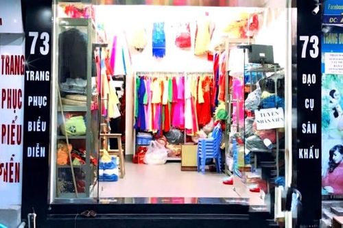 Cửa hàng cho thuê trang phục 'ăn nên làm ra' dịp 20/11
