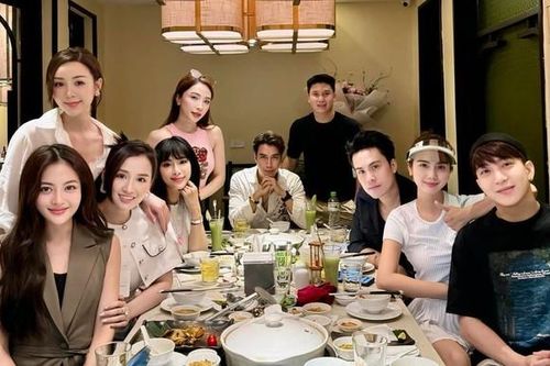 Hai cặp đôi tin đồn phim giờ vàng VTV hành động trái ngược trong bức ảnh này