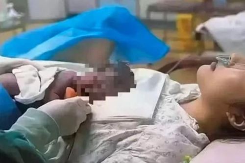 Người phụ nữ Trung Quốc sinh em bé có màu da tối sẫm dù không quen ai da màu