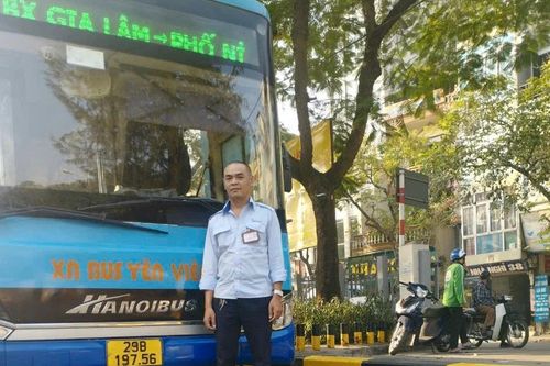 Nhân viên xe buýt Lê Trung Thực kịp thời khống chế kẻ móc điện thoại của khách