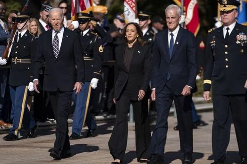 Bà Kamala Harris lần đầu xuất hiện trước công chúng kể từ khi thất cử