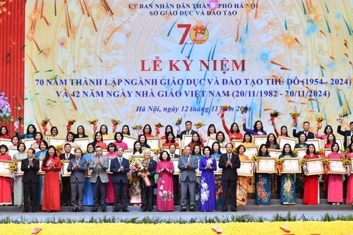 Kỷ niệm 70 năm thành lập, ngành Giáo dục và Đào tạo Hà Nội đón nhận Huân chương Lao động hạng Nhất