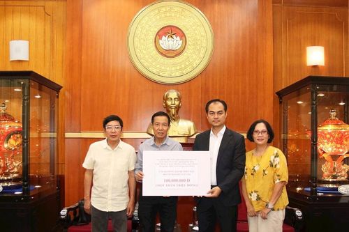 Nghĩa cử cao đẹp hướng về người dân vùng lũ