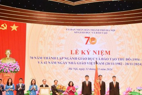 Ngành Giáo dục và Đào tạo Hà Nội đón nhận Huân chương Lao động hạng Nhất