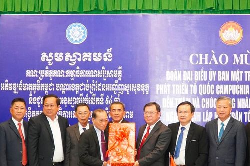 Ủy ban Mặt trận đoàn kết Phát triển Tổ quốc Campuchia tỉnh Kampot thăm tỉnh Kiên Giang