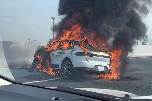 Khoảnh khắc xe Porsche va chạm và bốc cháy trên cao tốc