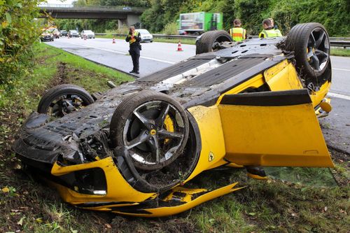 Cụ bà 84 tuổi cầm lái Ferrari Purosangue 'lật ngửa' trên cao tốc ở Đức