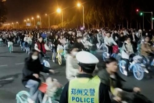Cảnh tượng 100.000 sinh viên đạp xe đi ăn đêm ở Khai Phong