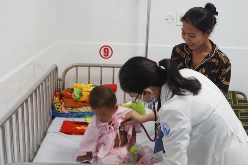 Bác sĩ Việt cứu sống bệnh nhi bị chẩn đoán, điều trị nhầm ở Campuchia