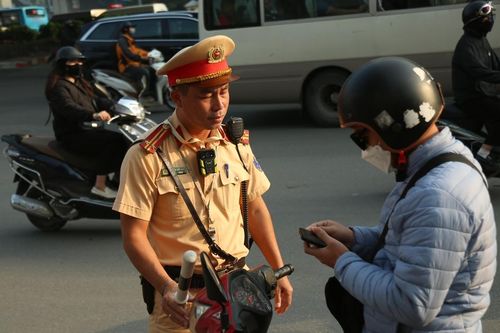 CSGT chốt trực xử lý vi phạm tại 'điểm đen' ngã tư Nguyễn Trãi