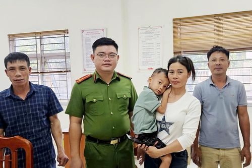 Công an huyện Đan Phượng bàn giao một cháu bé bị lạc về với gia đình